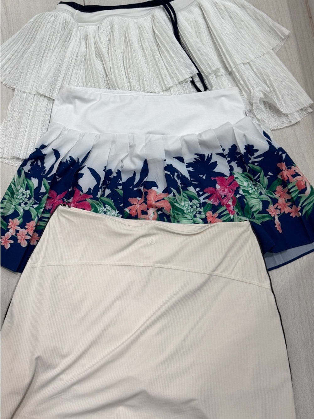 Set of gym skorts White Floral Border Pleated Tennis Skirt - Women's